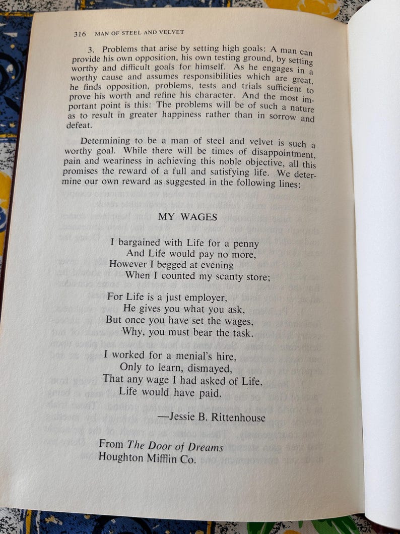 Op de afbeelding: Open boekpagina met de titel "MAN OF STEEL AND VELVET" en een gedicht getiteld "MY WAGES" van Jessie B. Rittenhouse. Het gedicht komt uit "The Door of Dreams" uitgegeven door Houghton Mifflin Co.