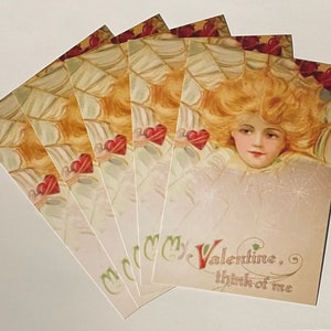 Cinq cartes postales fantasmagoriques de la Saint-Valentin avec une fille araignée