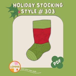 Op de afbeelding: Een groene en rode kerstsok met een stervormig ontwerp. De sok is gelabeld "Holiday Stocking Style # 303".