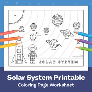 Puede incluir: Una página para colorear del Sistema Solar en blanco y negro con planetas, un cohete y un astronauta. Las palabras "Solar System" están en la parte inferior. Lápices de colores rojos, naranjas, amarillos, verdes, azules y morados están en la imagen.