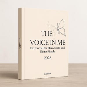 Könnte beinhalten: Ein cremefarbenes Journal mit dem Text "THE VOICE IN ME" und "Ein Journal für Herz, Seele und kleine Rituale 2026". Eine Schmetterlingsillustration und das Wort "sweetlife" sind ebenfalls sichtbar. Das Journal steht aufrecht.