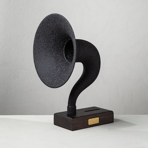 Può includere: Un tagliere in legno fatto a mano con finitura naturale. La tavola presenta un bordo vivo su un lato e una forma rettangolare liscia. Misura circa 45 cm di lunghezza e 30 cm di larghezza.