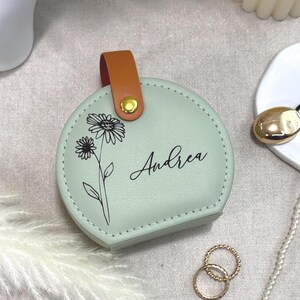 Personalisierte Name Schmuckschatulle für Brautjungfern, Geburtsmonat Blumen Leder Reise Schmuckschatulle, Brautparty Vorschlag Geschenk, Brautjungfern Geschenk