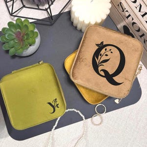 Portagioielli personalizzato con lettera personalizzata, portagioielli in velluto con lettera del nome, regalo personalizzato per lei, damigella d'onore, piccolo portagioielli