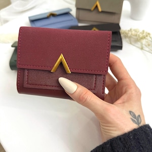 Cartera personalizada para mujer: monedero pequeño plegable con inicial personalizada, tarjetero de piel sintética, regalo para ella, dama de honor o cumpleaños.
