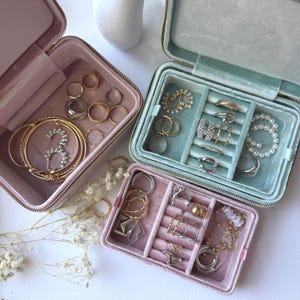 Benutzerdefinierte Samt Schmuckschatulle mit Namen Personalisierter Reise-Organizer für Ringe & Ohrringe Brautjungfer, Geburtstagsgeschenk, Reiseetui, 12 Designs