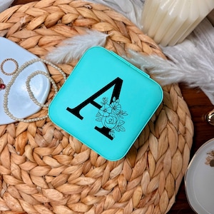 Aangepaste bloemenmonogram reissieradendoos - elegante aandenken voor bruidsmeisjes of Moederdagcadeau, chique bloemen eerste sieraden reisetui