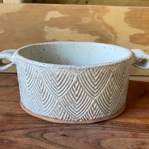 Small stamped serving dish (white)