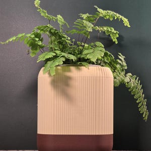 Jardinière avec ramasse-gouttes - Pot de fleurs d&#39;intérieur moderne pour la décoration intérieure. Jardinière minimaliste à arrosage automatique. Bronzage BOHO et brun cacao.