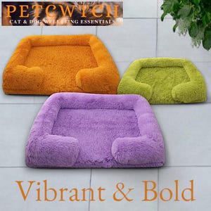 Puede incluir: Tres camas para mascotas de felpa en colores vibrantes: naranja, verde y morado. Cada cama tiene forma rectangular con laterales elevados. Las camas son suaves y esponjosas, ideales para gatos y perros. Se muestra el texto "Vibrant & Bold".