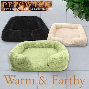 Puede incluir: Tres camas mullidas para mascotas en negro, beige y verde. Las camas tienen forma rectangular con laterales elevados. La imagen incluye el texto "PETCWITCH CAT & DOG WELLBEING ESSENTIALS" y "Warm & Earthy".