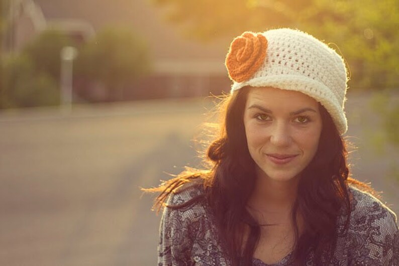 Crochet Cancer Hat Flower Cloche Style Flapper Hat with Brim Great Gatsby Vintage 1920/'s Style Hat Women/'s Crochet Flapper Hat