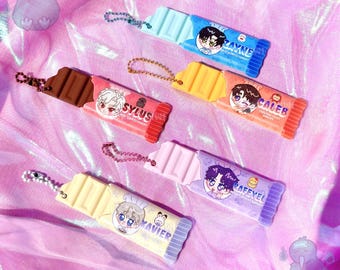 Breloczki z gumy PVC w kształcie batonika czekoladowego Love and Deepspace Chibi