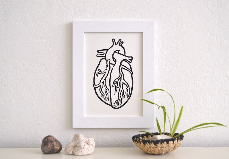 modern minimal anatomical heart block print: a simple heart, hand-pressed linocut print on paper zdjęcie 1