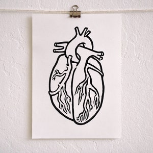 modern minimal anatomical heart block print: a simple heart, hand-pressed linocut print on paper zdjęcie 3