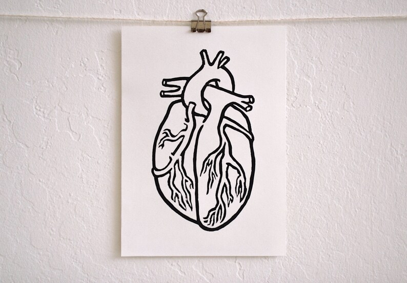 modern minimal anatomical heart block print: a simple heart, hand-pressed linocut print on paper zdjęcie 3