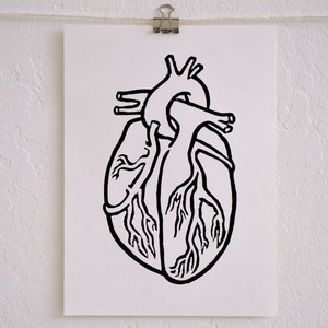 modern minimal anatomical heart block print: a simple heart, hand-pressed linocut print on paper zdjęcie 4