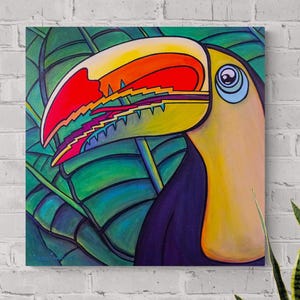 Puede incluir: Una pintura colorida de la cabeza de un tucán con un pico grande y amarillo brillante. El pico tiene acentos rojos, naranjas y morados. La cabeza del tucán es morada y amarilla, y está sobre un fondo de hojas tropicales verdes y azules.