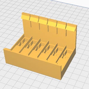 Könnte beinhalten: Ein 3D-gerenderter, hellorangefarbener Behälter mit mehreren vertikalen Schlitzen und einem Klappdeckel. Der Behälter ist rechteckig mit gleichmäßig verteilten Trennwänden, die einzelne Fächer bilden. Der Deckel ist segmentiert.