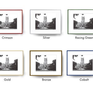 Op de afbeelding: Zes ingelijste prenten met een zwart-witte architecturale tekening. De lijsten zijn in de kleuren karmozijnrood, zilver, racing green, goud, brons en kobalt. Elke lijst omringt dezelfde afbeelding van een gebouw met een hoge toren.