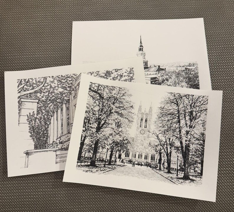 Op de afbeelding: Drie zwart-wit architectuurschetsen. E&eacute;n toont een gebouw met een torenspits, een ander een gebouw met klimplanten en de derde een kerk met een klokkentoren, allemaal op wit papier.
