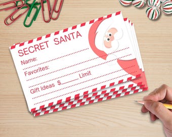 Puede incluir: Una pila de tarjetas blancas con bordes rayados rojos y blancos. Las tarjetas tienen el texto "SECRET SANTA" y espacios para rellenar un nombre, favoritos, ideas de regalos y un límite de gasto. Una imagen de dibujos animados de Santa Claus está en la esquina superior derecha.