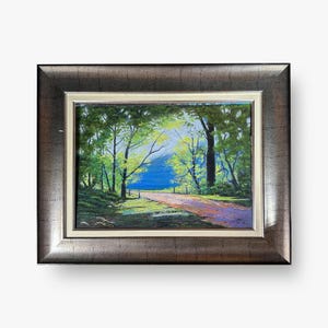 Dipinto originale di paesaggio pastello – Sentiero nel bosco con luce naturale – Opera d'arte con cornice in legno – Decorazione da parete