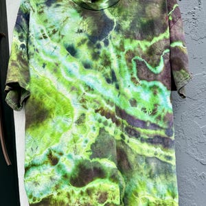 Unisex Extra Large Tie-Dye Shirt – Vibrant Reverse Geode Pattern