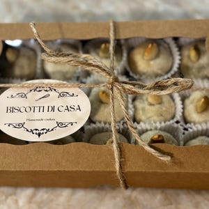 Galletas de almendras sicilianas caseras con almendras tostadas encima