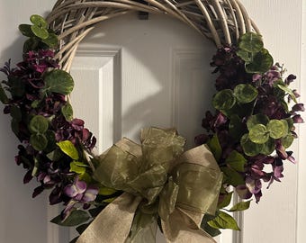 Coroa de hortênsias com folhagem