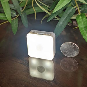 Mini luz nocturna con sensor de movimiento