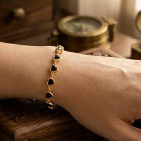 Black Heart Gold Bracelet – Dainty Vintage Chain Jewelry for Women & Girls, Cute Elegant Everyday Gift