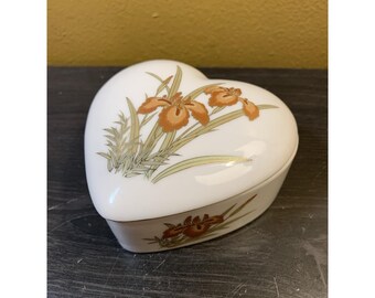 Japanese Hand Painted Heart Shaped Porcelain Trinket Dish Jewelry Box Flower