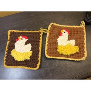Vintage handgjorda virkade kyckling- och tuppgrytlappar, set med 2, Boho Cottagecore bruna