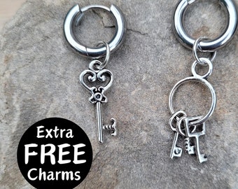 Aros con llave desigual (acero quirúrgico de 18 g, plata) con cierre de clic. Joyería gótica minimalista con dije gratis. Aros con dijes.