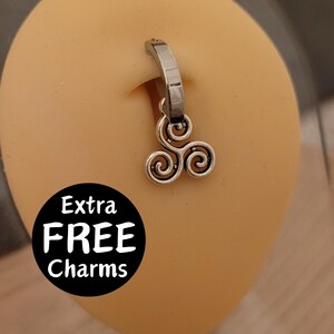 Puede incluir: Joyería corporal de plata con un colgante que presenta un diseño de triple espiral. El texto "Extra FREE Charms" es visible en la imagen.