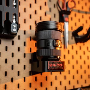 Sony E-Mount objektivhållare för IKEA SKADIS | Anpassad röd namnskylt | Kameraobjektivfäste