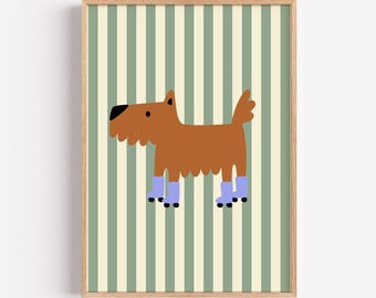 Könnte beinhalten: Ein gerahmter Druck mit einem Cartoon-Hund in Braun mit schwarzer Nase und blauen Rollschuhen. Der Hintergrund hat vertikale Streifen in Grün und Off-White. Das Kunstwerk befindet sich in einem Holzrahmen.