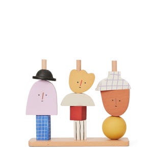 Puede incluir: Un juguete de apilar de madera con tres figuras. Cada figura tiene una cabeza, un cuerpo y piernas de diferentes colores. Las figuras están apiladas sobre una base de madera.
