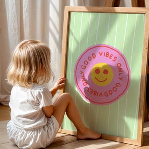 Póster "Good Vibes Only": arte mural moderno y colorido para espacios positivos / Pósteres enrollados