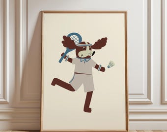 Puede incluir: Un perro marrón y blanco con un atuendo de tenis azul y blanco y una diadema, sosteniendo una raqueta de tenis azul y un volante blanco. El perro está corriendo y sonriendo. El fondo es de color beige claro.