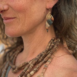 Handgjorda makraméörhängen med änglavingar: Mässingsspiral i boho chic