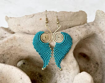 Brincos artesanais de macramê com asas de anjo | Joias boho em espiral de latão | Brincos artesanais marcantes