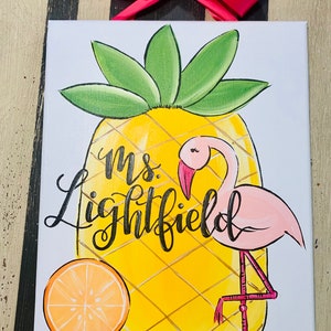 Tropical piña flamenco pintado a mano signo personalizado nombre monograma escuela maestro regalo aula puerta percha corona aula decoración