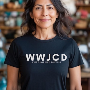 WWJCD ジミー・カーターならどうする? ユニセックス T シャツ | 複数の色 | 大統領グラフィック T シャツ | 政治ギフト | 民主党員へのギフト