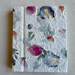 Quaderno di carta fatto a mano con petali e foglie, fabbricazione della carta con stampe botaniche. Design per disegnare o tenere un diario, perfetto per l'arte e come regalo!
