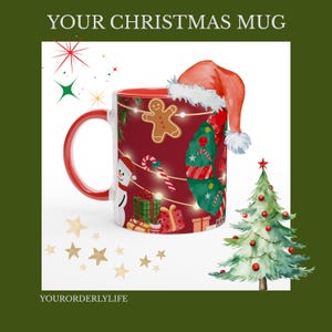 Könnte beinhalten: Eine Weihnachtstasse mit rotem Henkel und Innenraum. Die Tasse zeigt festliche Illustrationen eines Lebkuchenmanns, eines Schneemanns, eines Weihnachtsbaums und verpackter Geschenke. Ein Weihnachtsmannhut liegt auf dem Rand, mit dem Text "YOUR CHRISTMAS MUG".