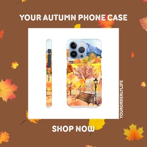 Könnte beinhalten: Eine Handyhülle mit herbstlichem Design. Die Hülle zeigt ein Aquarellgemälde einer Parkszene mit Bäumen, einer Bank und einer Straßenlaterne. Die Hülle wird aus verschiedenen Blickwinkeln gezeigt. Der Text "YOUR AUTUMN PHONE CASE" steht oben.