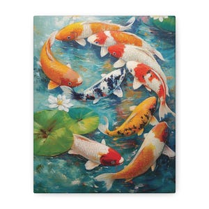 Può includere: Un dipinto di diversi pesci koi che nuotano in un motivo circolare all'interno di acqua blu. I pesci mostrano motivi arancioni, bianchi e neri. Diverse foglie di ninfea verdi e fiori di ninfea bianchi sono visibili tra i pesci.