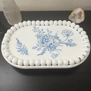 Witte houten tafelverhoger met blauw chinoiserie-ontwerp, rechthoekige decoratieve standaard, dienblad Cottagecore Farmhouse, Franse landelijke inrichting